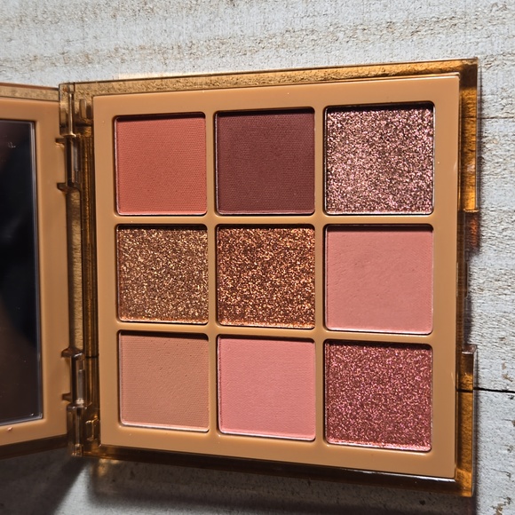 Huda Beauty Nude Obsessions - Picture 3 of 3
